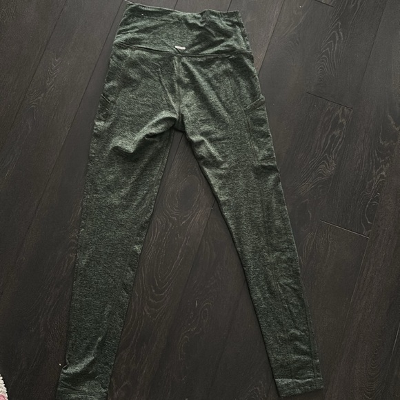 Aerie leggings size medium 
Pockets on the sides 
Dark green colour - Picture 2 of 2